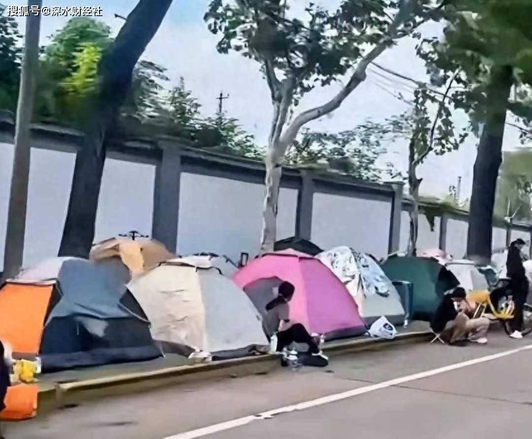 军：年轻人开始对坐地起价说不！澳门新葡京app景区外的帐篷大(图2)
